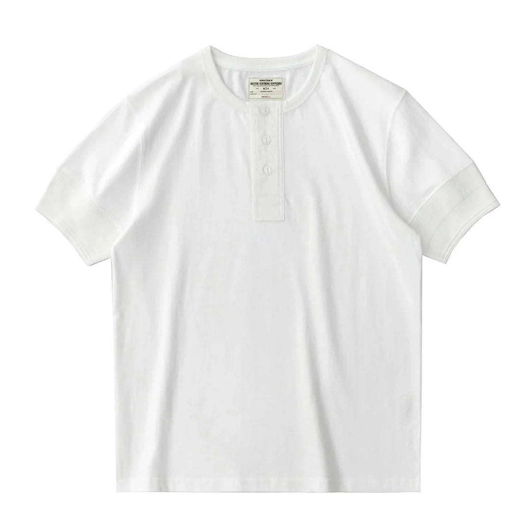 Myk vasket bomull Henley t-skjorte for menn. Vintage retro stil, komfortabel og ideell for casual sommerdager.