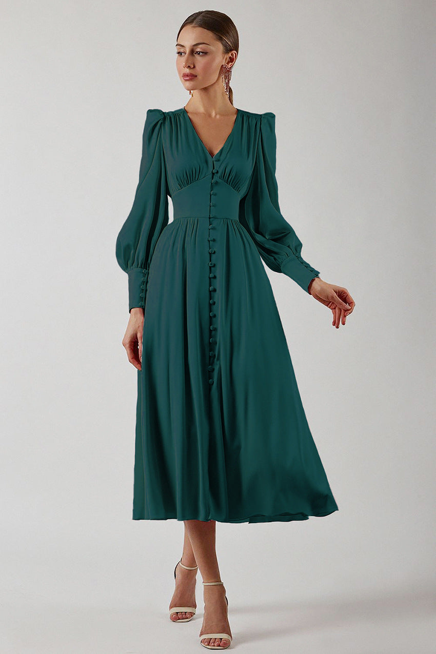 Elegant satengkjole for dame, perfekt som luksuriøs festkjole eller selskapskjole.