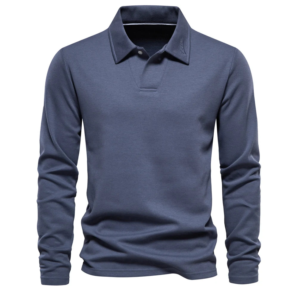 Ensidig visning av herre polo skjorte med broderi. Fokus på passform og klassisk design.