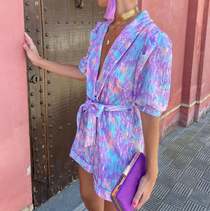 Stilig dame jumpsuit for sommeren, tilgjengelig i lilla og rosa. Komfortabel overall for både fest og hverdag.