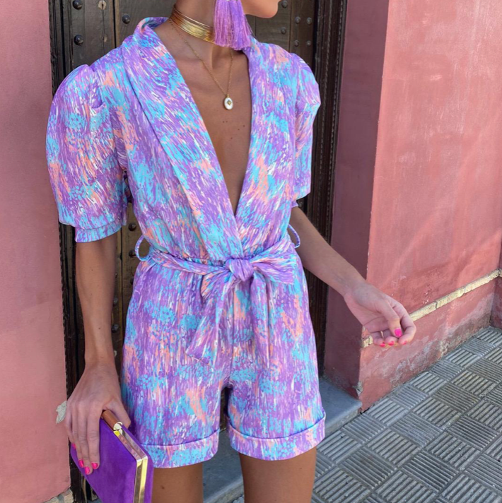 Moteriktig dame jumpsuit for sommer, elegant og allsidig. Komfortabel overall som passer både til fest og hverdag.