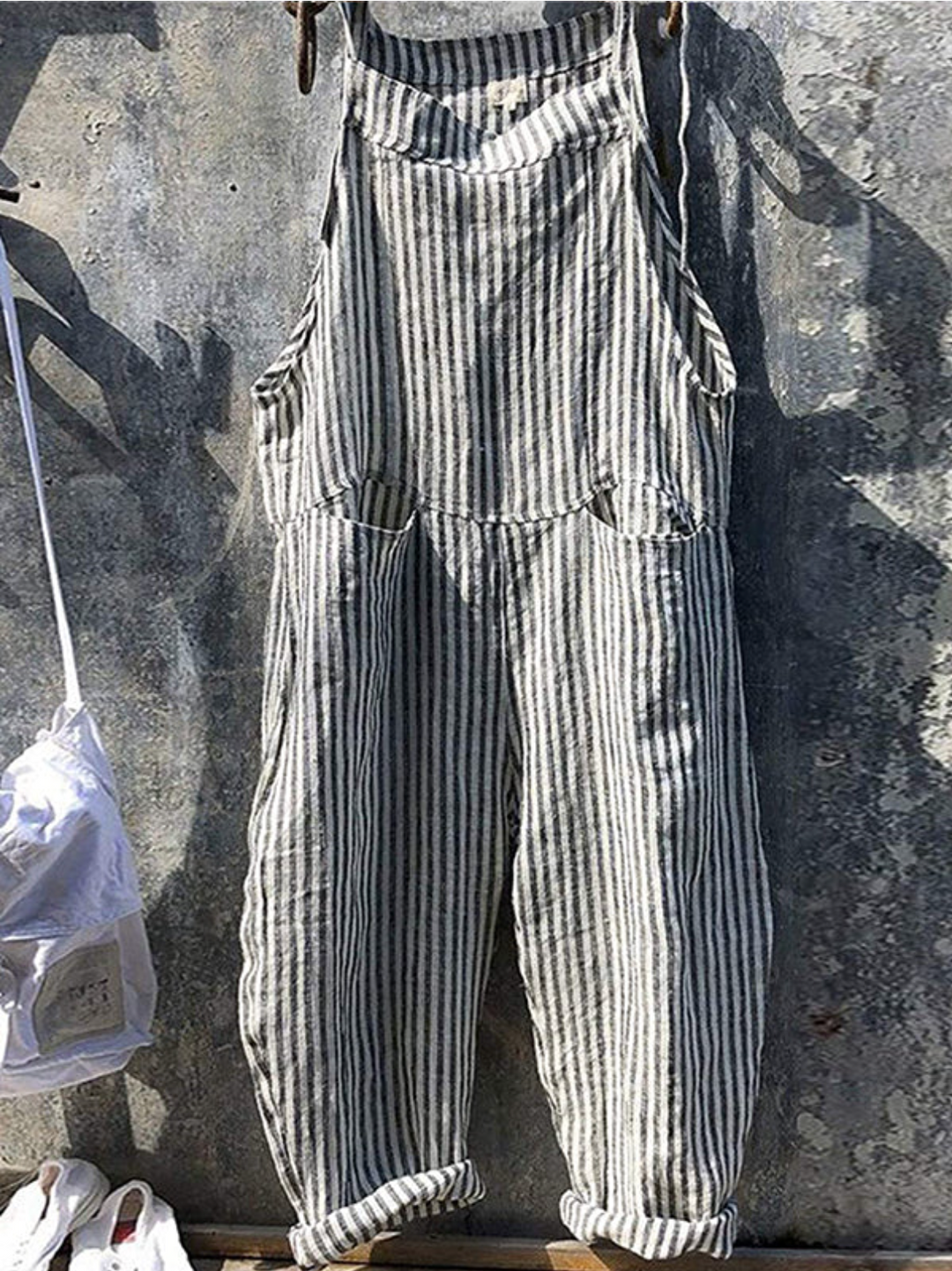 Dame stripet jumpsuit med vide ben, perfekt for komfortabel og elegant hverdagstil sommer og vår.