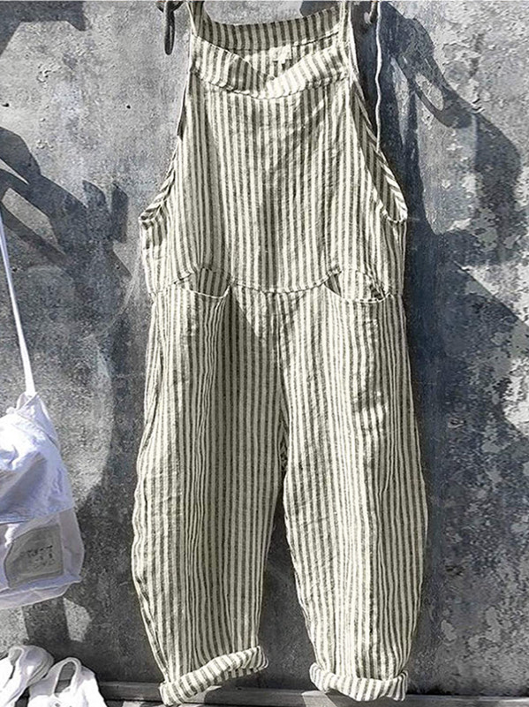 Elegant dame jumpsuit i stripet mønster med vide ben. En moderne og komfortabel hverdagsstil for motebevisste.