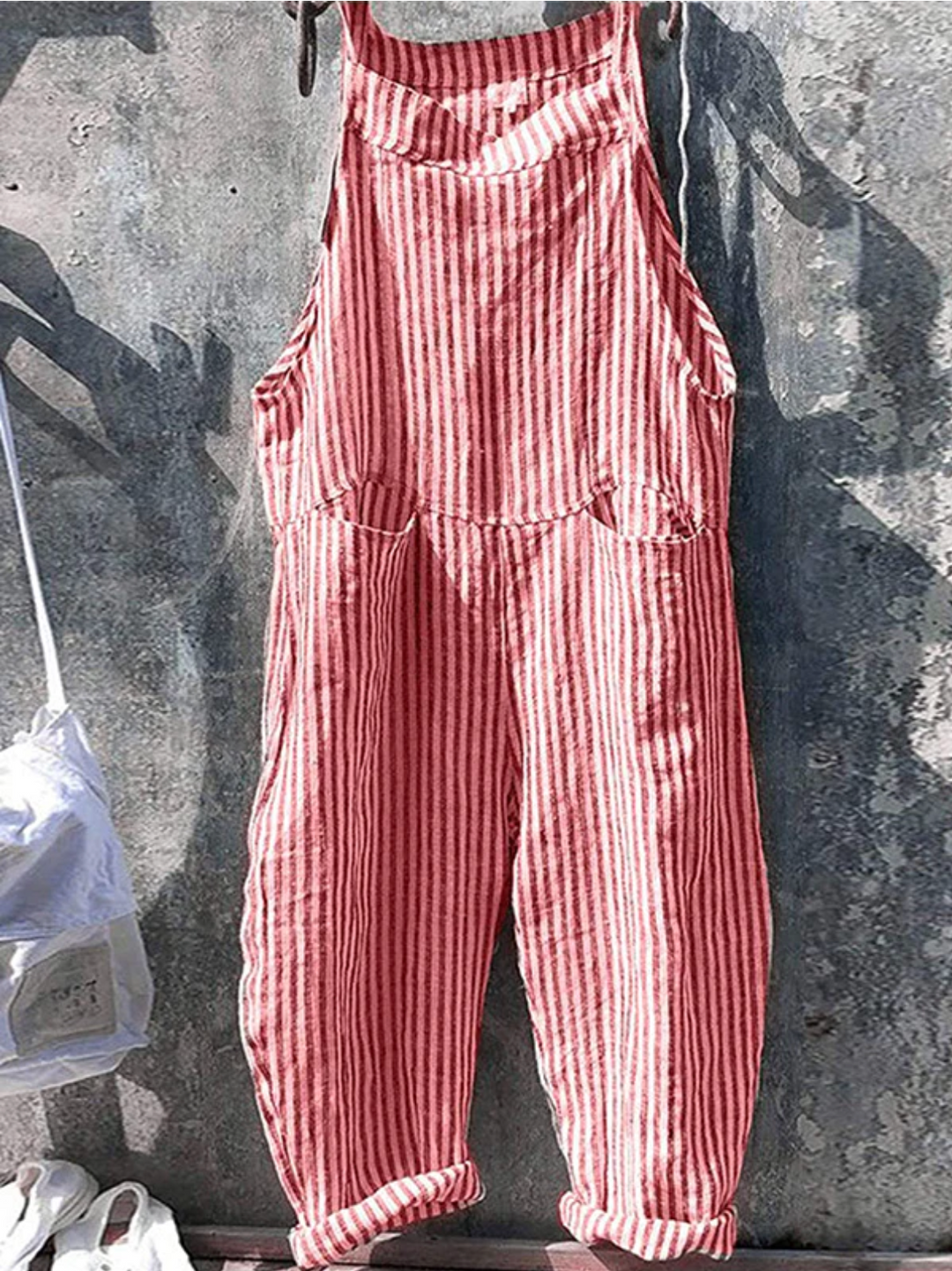 Stripet dame jumpsuit for elegant og avslappet stil. Perfekt hverdagsplagg med vide ben og lett materiale.