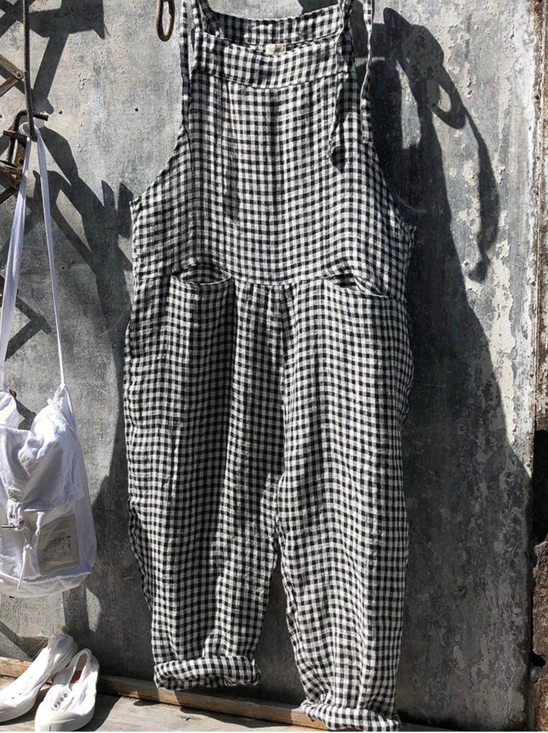 Detalj av den stripete jumpsuiten, viser komfortabelt stoff og vide ben. Ideell for vår, sommer og høst.