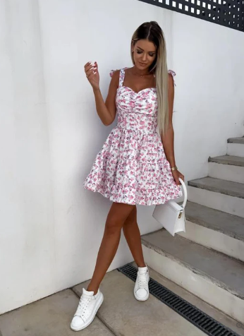 Boho ermeløs kvinnekjole med vakkert blomstertrykk for sommer. Lett og casual festkjole, feminint design.