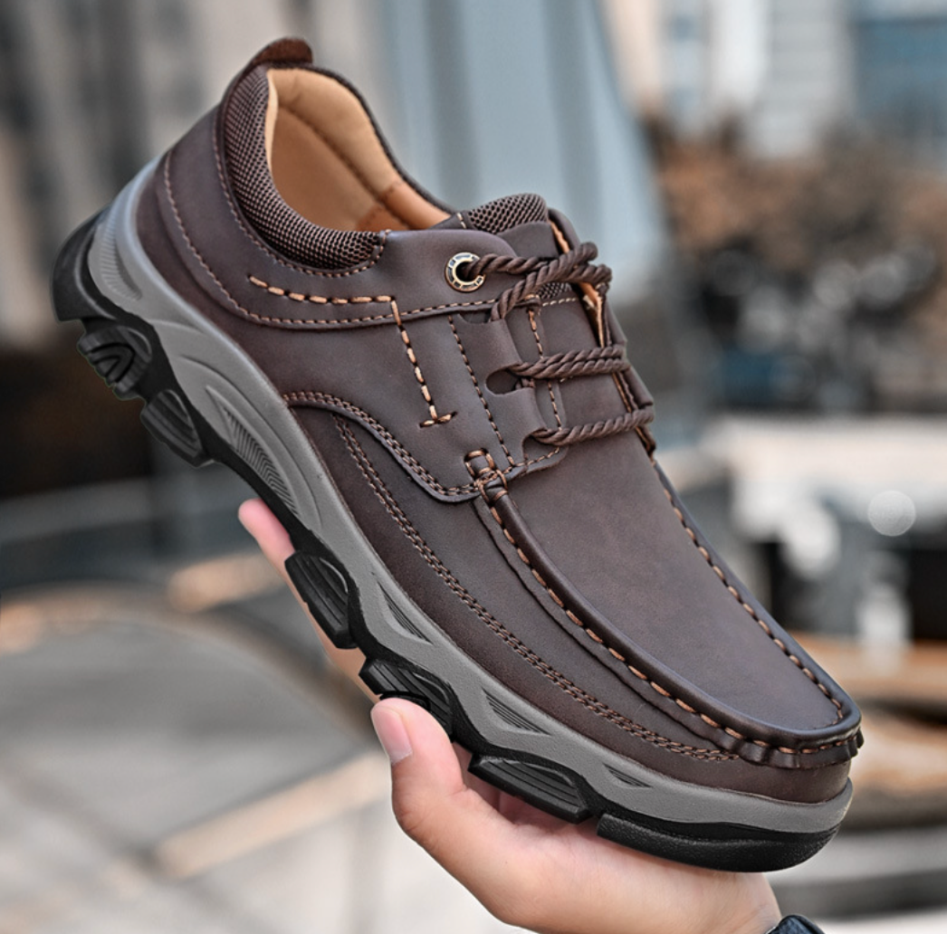 Herresko brun slip-on, med robust gummisåle. Komfortabel for lange dager og casual stil.