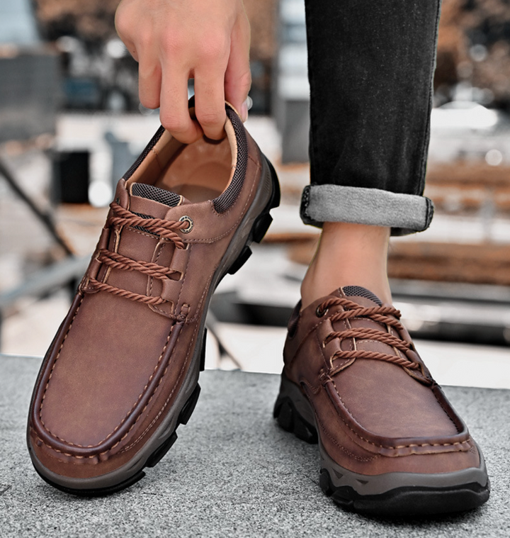 Lysebrun slip-on komfortsko for menn. Perfekt for hverdag med PU-skinn og fleksibel såle.
