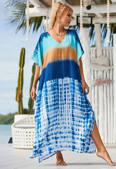Komfortabel og elegant lang damekjole i boho-stil med livlig regnbueprint, ideell for fritid og fest.