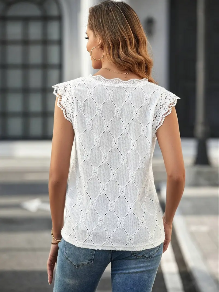 Klassisk brodert damebluse med v-hals, perfekt for både hverdag og fest. Behagelig og elegant kvinnebluse.