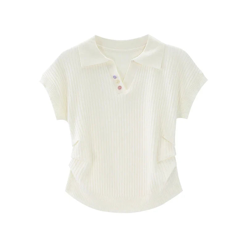 Dame aprikos strikket polo t-skjorte med løs passform. Elegant hverdagstopp, ideell for kontorstil og komfort.