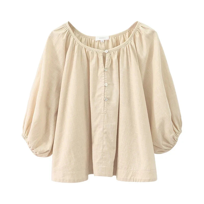 Damebluse i aprikos, lett og luftig med løs passform. Ideell for sommerlige dager, elegant og komfortabel.