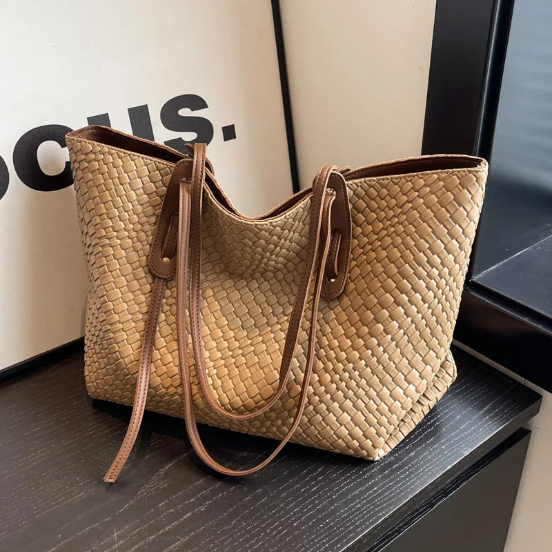 Beige dameveske med flettet design. Romslig skulderhåndveske, perfekt hverdags accessorie.