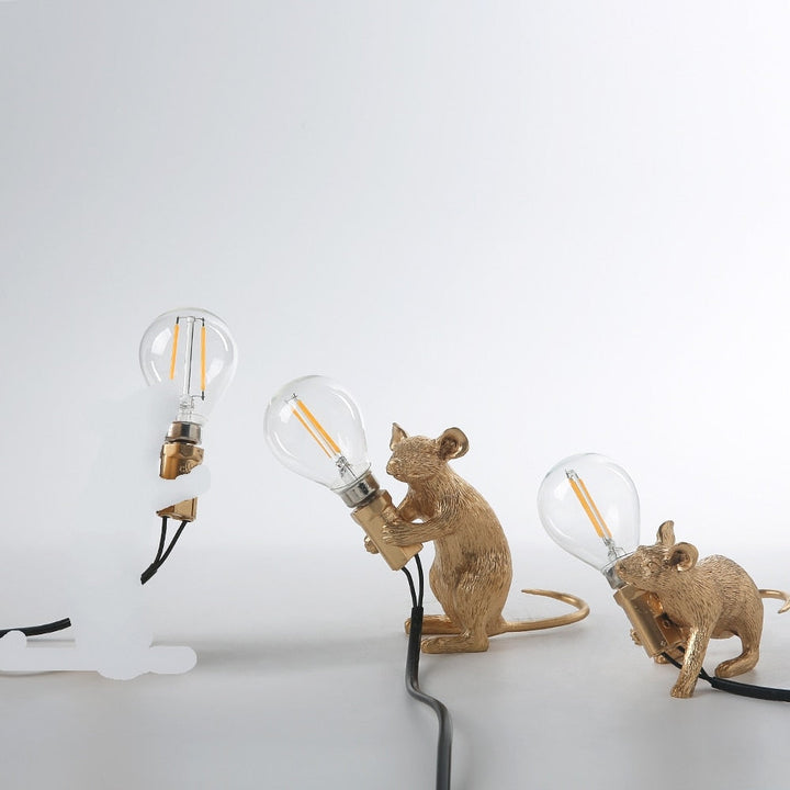 Leken mus bordlampe i harpiks, ideell for moderne interiør og unik belysning.