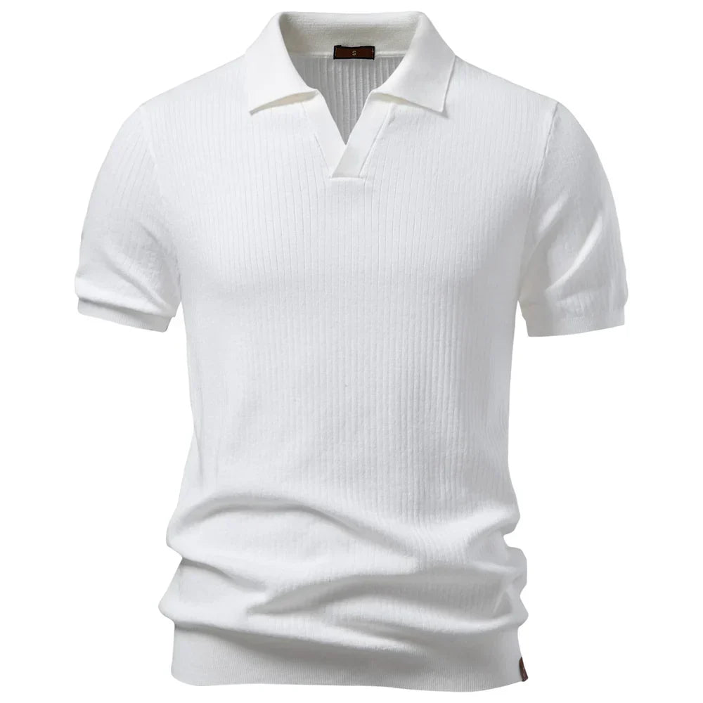 Detaljert herre polo t-skjorte med klassisk krage og knapper. Elegant og tidløs stil for hverdagsbruk.