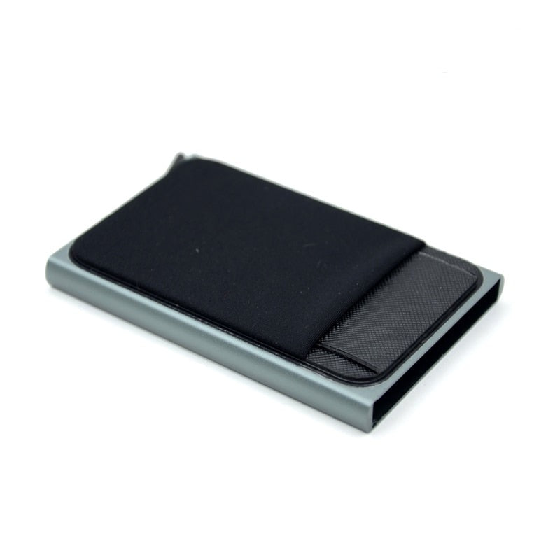 Automatisk pop-up kortholder for menn som viser kortene stige opp. RFID-beskyttelse inkludert.