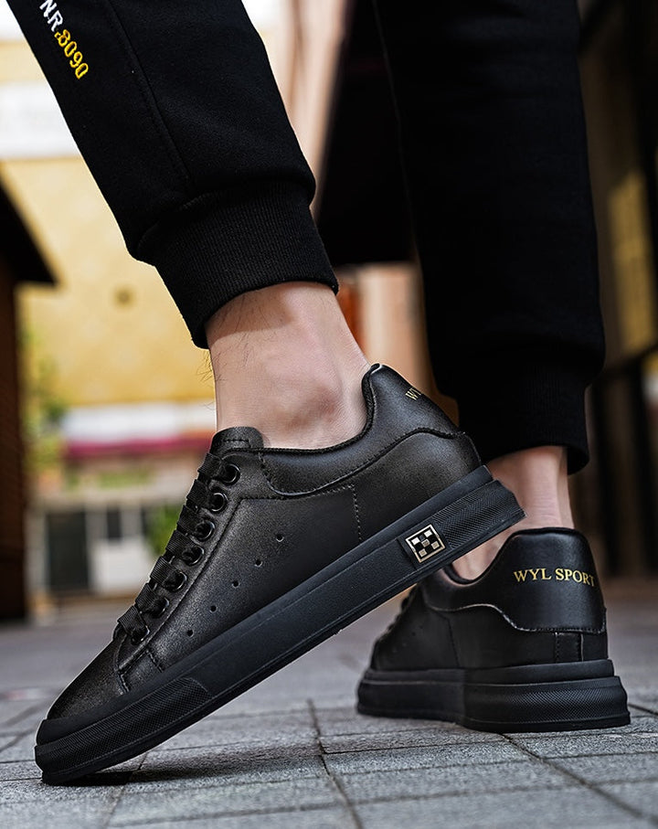 Slitesterke herresneakers i svart/hvitt med 6 cm skjult hæl for en moderne look.