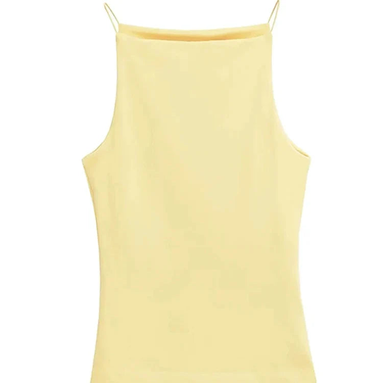 Minimalistisk camitopp med halterhals og tynne stropper. Ideell sommertopp for dame, elegant og ermeløs.