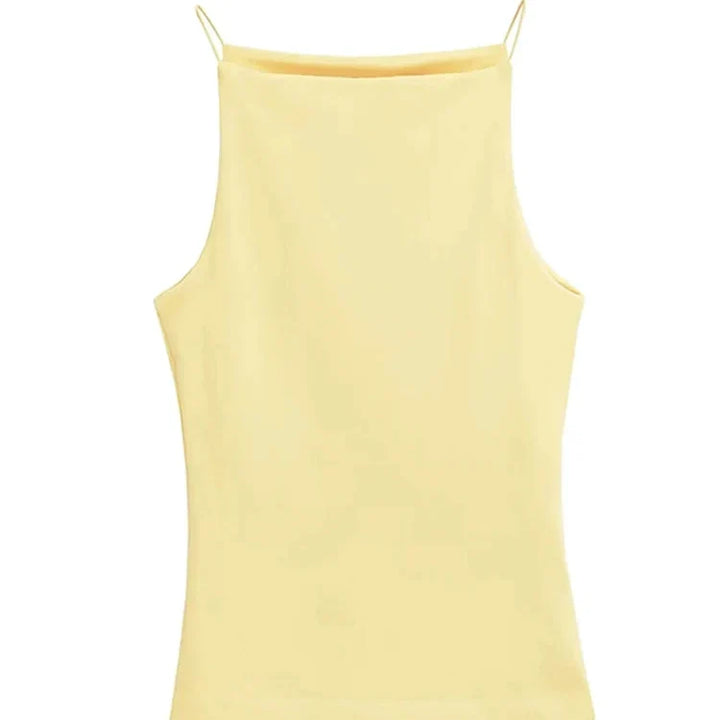 Minimalistisk camitopp med halterhals og tynne stropper. Ideell sommertopp for dame, elegant og ermeløs.