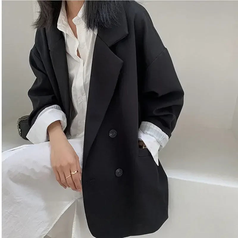 Stilig vintage dameblazer, dobbelspent dressjakke. Moteplagg for elegant høstlook.