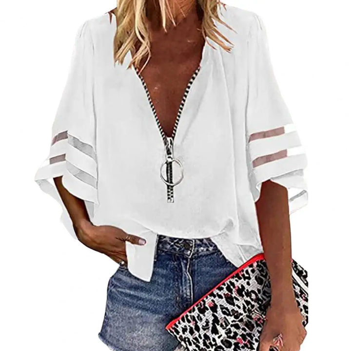 Komfortabel ensfarget damebluse med V-hals. Ideell for vår og sommer, elegant og lett å style.