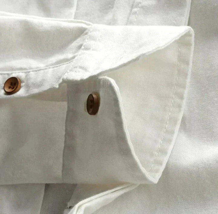 Modell iført elegant menns Katana-skjorte. Autentisk japansk stil for motebevisste menn.