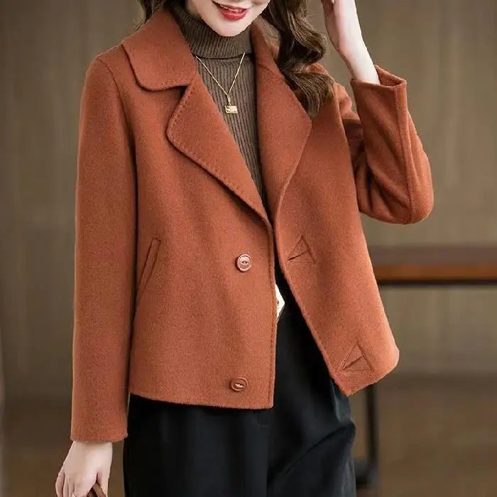 Dame i elegant kort ullkåpe med klassisk krage, stylet for en tidløs og moderne høstlook.