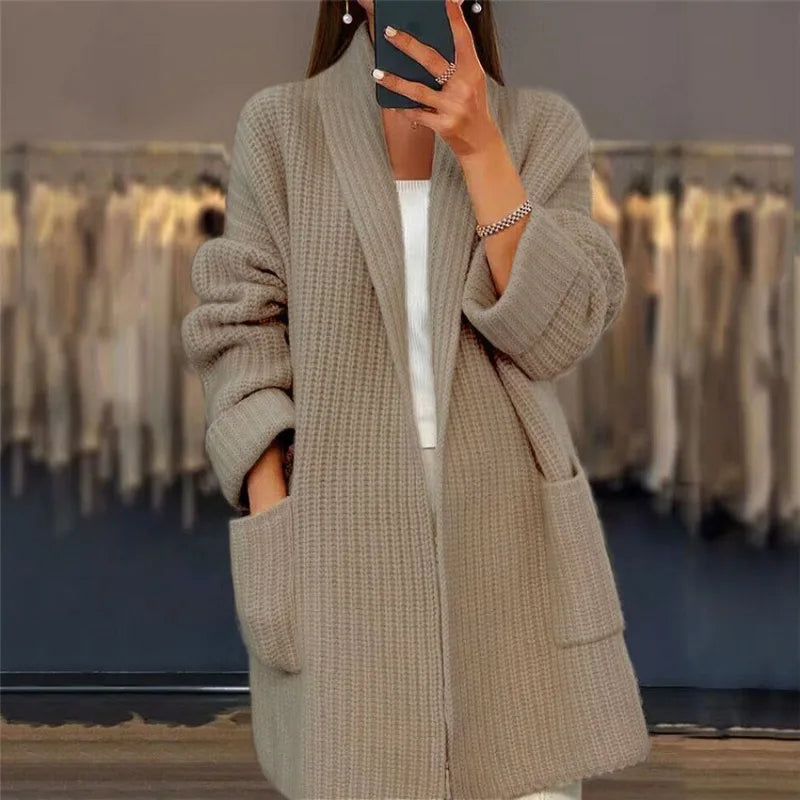 Dame uformell strikket cardigan. Komfortabel og stilfull genser for høst og vinter. Løs passform.