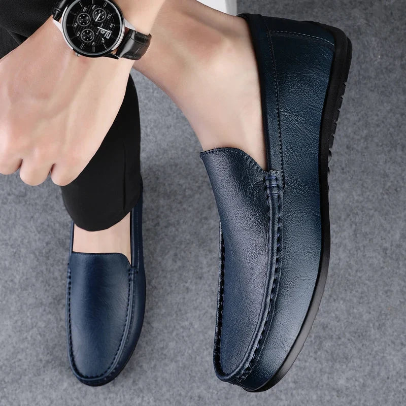 Brunt herresko par, håndlagde loafers for en avslappet, men sofistikert look.