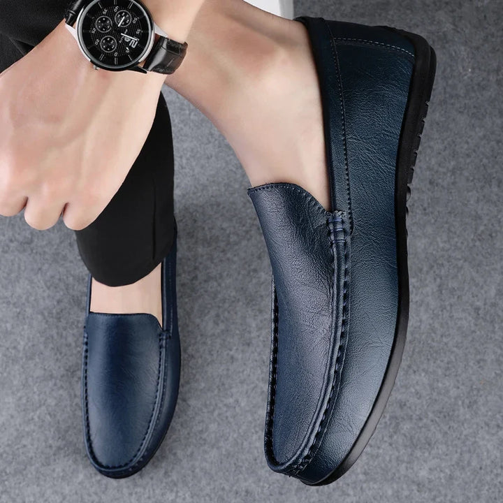 Brunt herresko par, håndlagde loafers for en avslappet, men sofistikert look.
