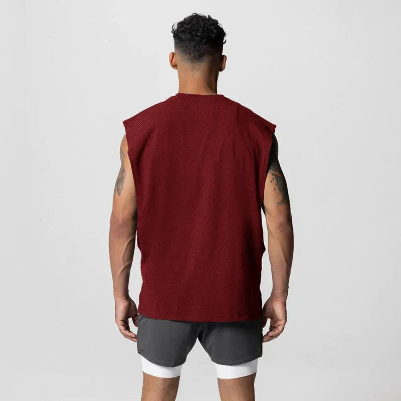 Herre singlet hvit, åpen side for ventilasjon, ideell for trening og sport i sommervarmen.