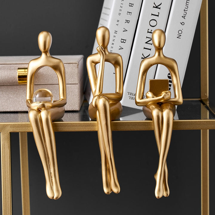 Kunstnerisk gyllen tenker statue, abstrakt design som løfter ethvert moderne interiør med eleganse.