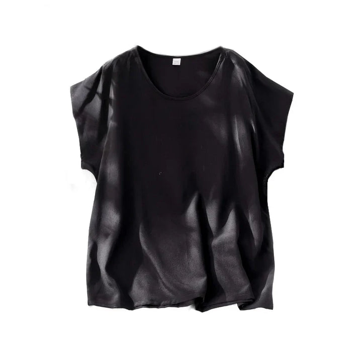 Hvit plus size t-skjorte, løs og elegant, for dame. En tidløs topp for sommer, hverdag og kontor.