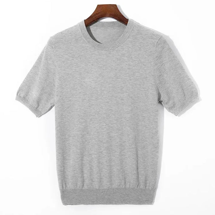 Mann i strikket T-skjorte med rund hals i ullblanding, viser en avslappet men stilig business casual look.