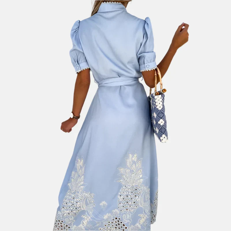 Broderte blå kvinnekjole med elegante blomstermotiv, egnet som festkjole, vårkjole og komfortabel hverdagskjole.