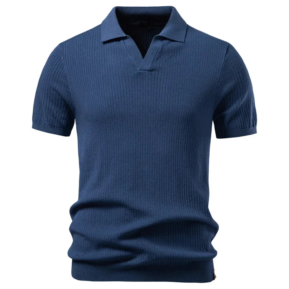 Mørk blå herre polo skjorte. Myk bomull, pustende for sommerbruk. Elegant og komfortabel fritidsstil.