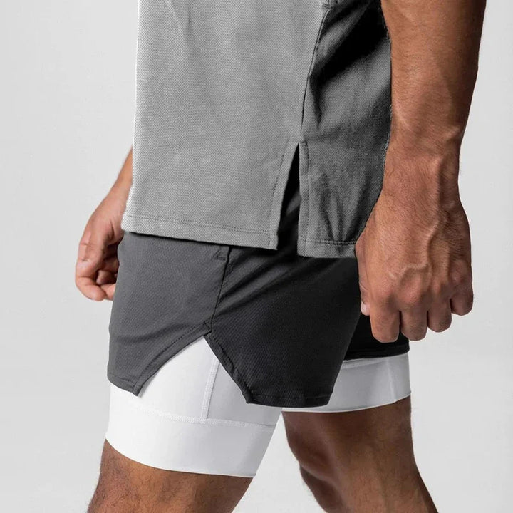 Svart herre fitness singlet, ermeløs og åpen side, for optimal ventilasjon og komfort.