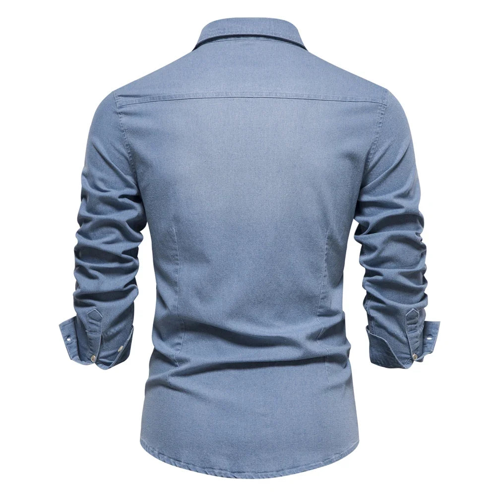 Bakside av herre slim fit denimskjorte, viser rene linjer og komfortabel passform.