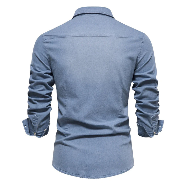 Bakside av herre slim fit denimskjorte, viser rene linjer og komfortabel passform.