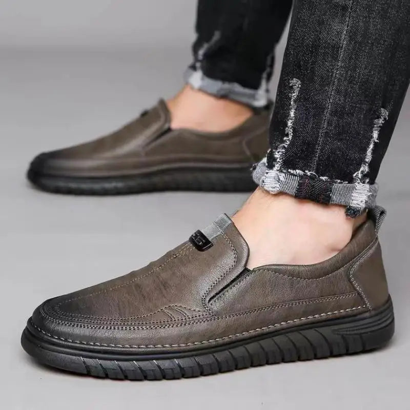 Komfortable fritidssko for menn. Klassiske håndlagde loafers, perfekte for avslappet stil.