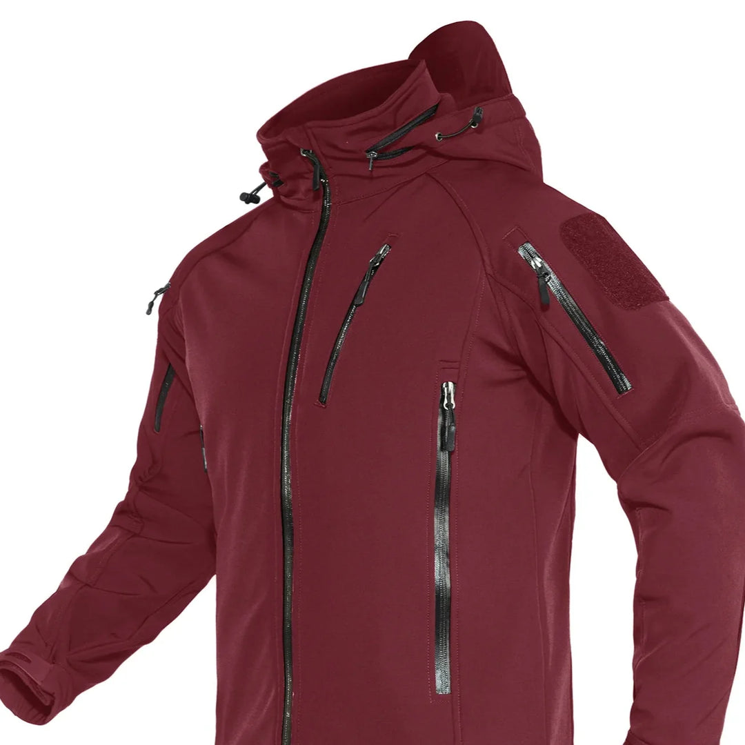 Ergonomisk herre softshell jakke i mørk grå, med hette, beskytter mot vind og regn.