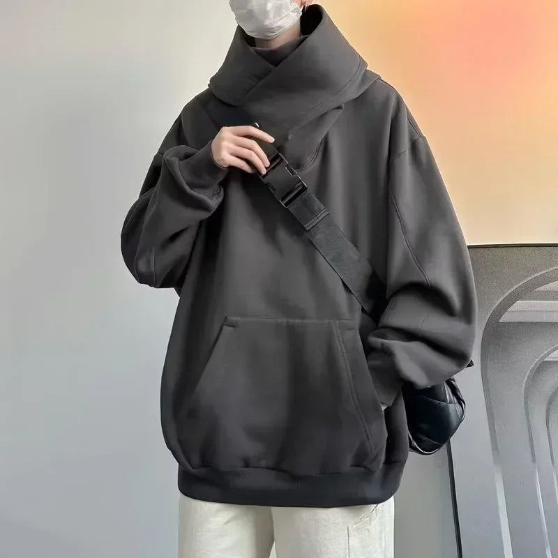 Komfortabel menns oversized hettegenser med høy hals. Avslappet Y2K streetwear hoodie for kjøligere dager.