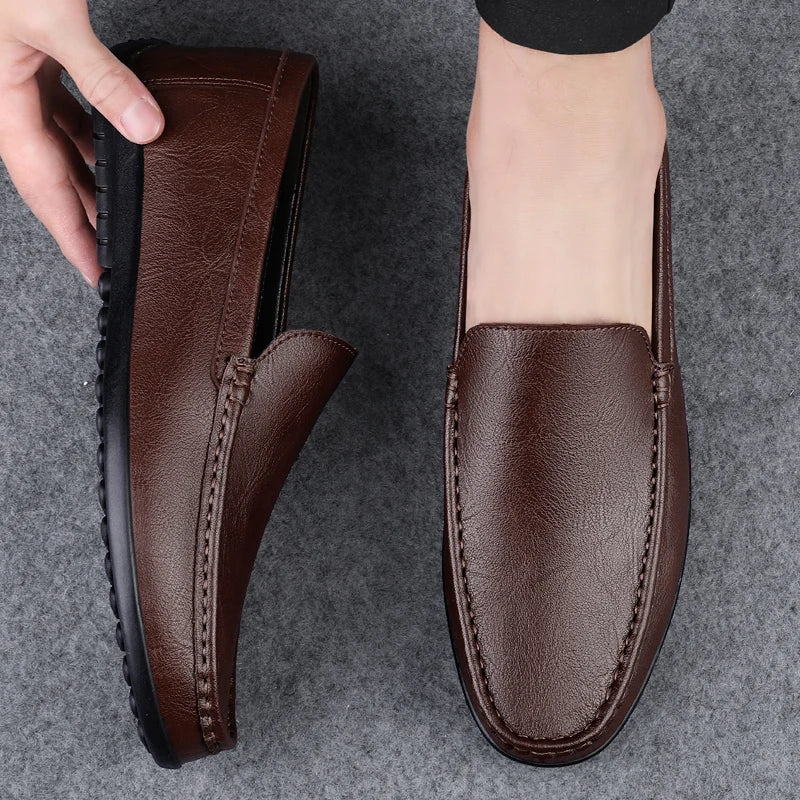 Nærbilde av tåpartiet på en brun herre loafer, viser fine detaljer.