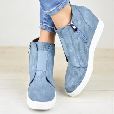 Sklisikker og robust såle på kile sneakers for kvinner, gir trygghet og komfort hele dagen.