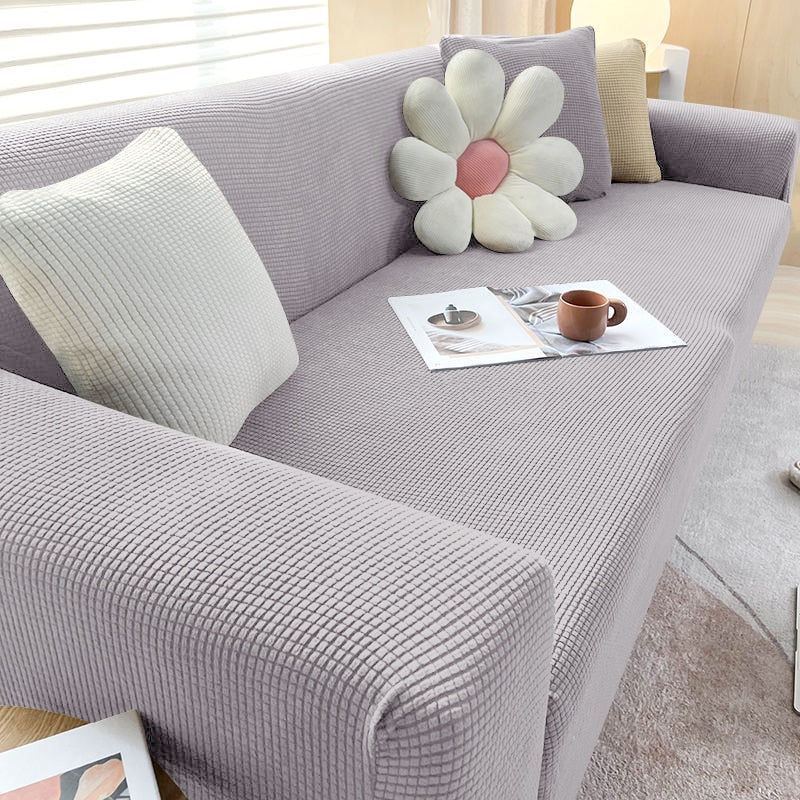 Enkel installasjon av et teksturert stretch trekk for sofa, for rask fornyelse.