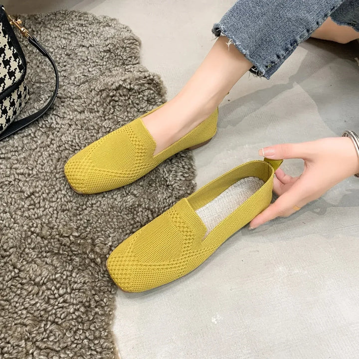 Elegante, men casual dame flats med kvadrattå; laget av pustende mesh for lette sommerdager.