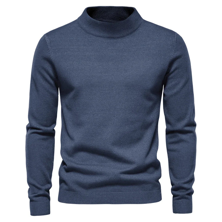 Ensfarget høyhalset pullover i myk strikk. Tidløs herremote for kalde sesonger.