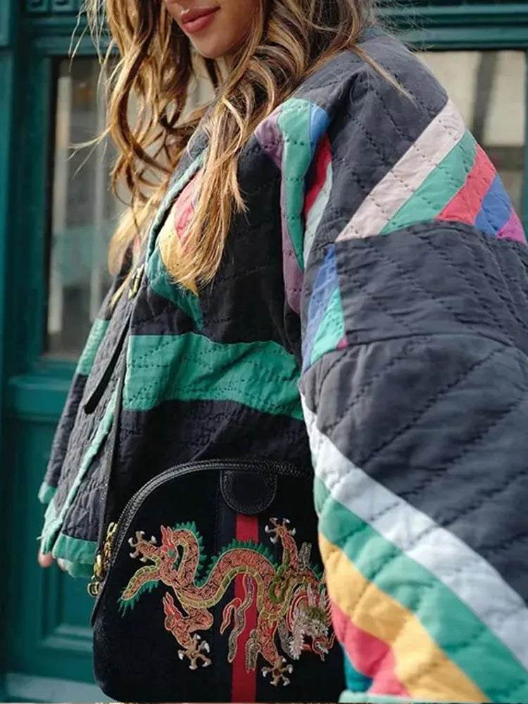 Koselig og lett dame vinterjakke, polstret og stripete. Polyester for varme og funksjonell utendørsstil.