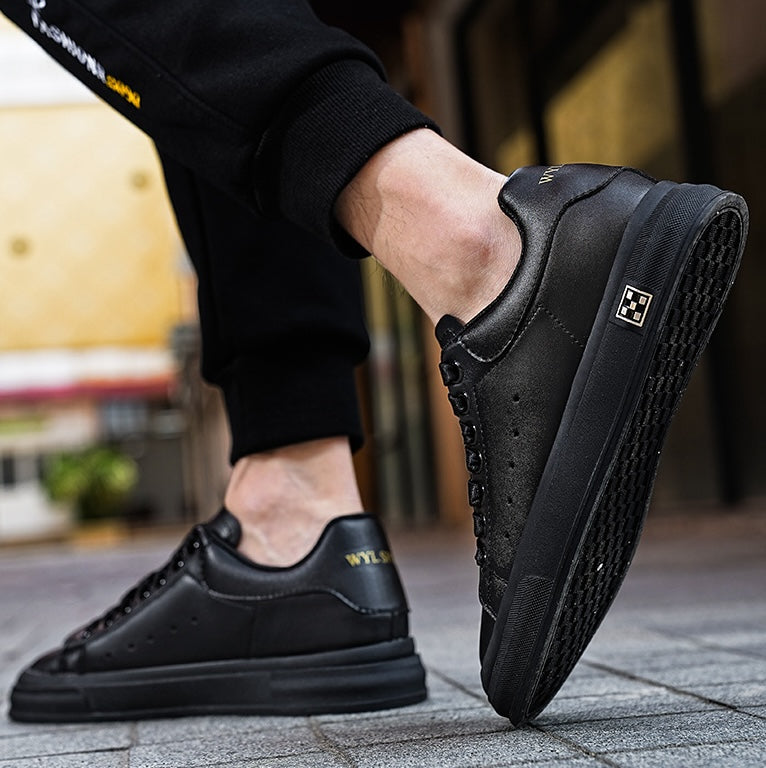 Øk høyden din med 6 cm med disse stilige svarte/hvite herresneakers med skjult hæl.