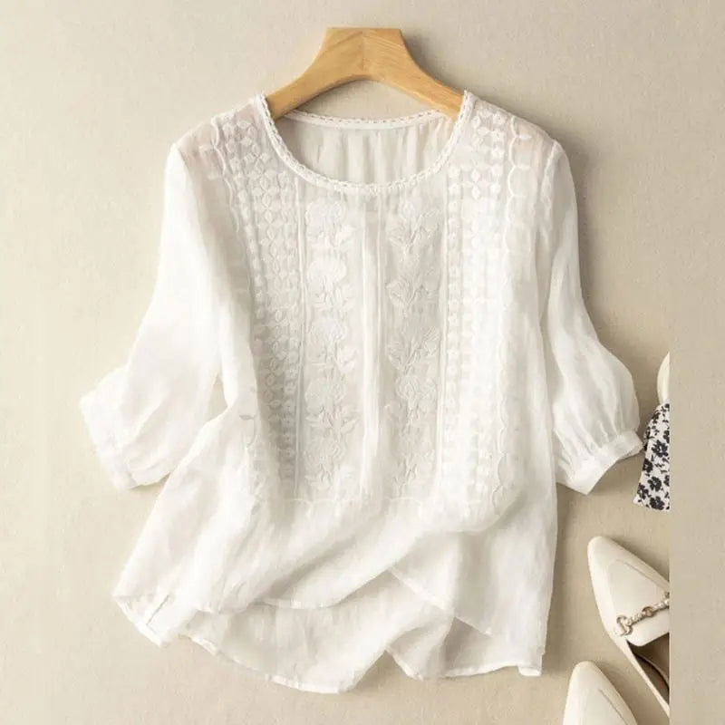 Lett, brodert damebluse med rund hals, perfekt for sommerlige hverdager og en avslappet stil.